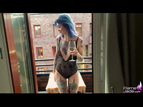 ❤️ Te kotiro tino nui e ngotea ana me te karepe me te whana i raro i te rangi tuwhera ☑ Pono pakeke i a matou ❌️